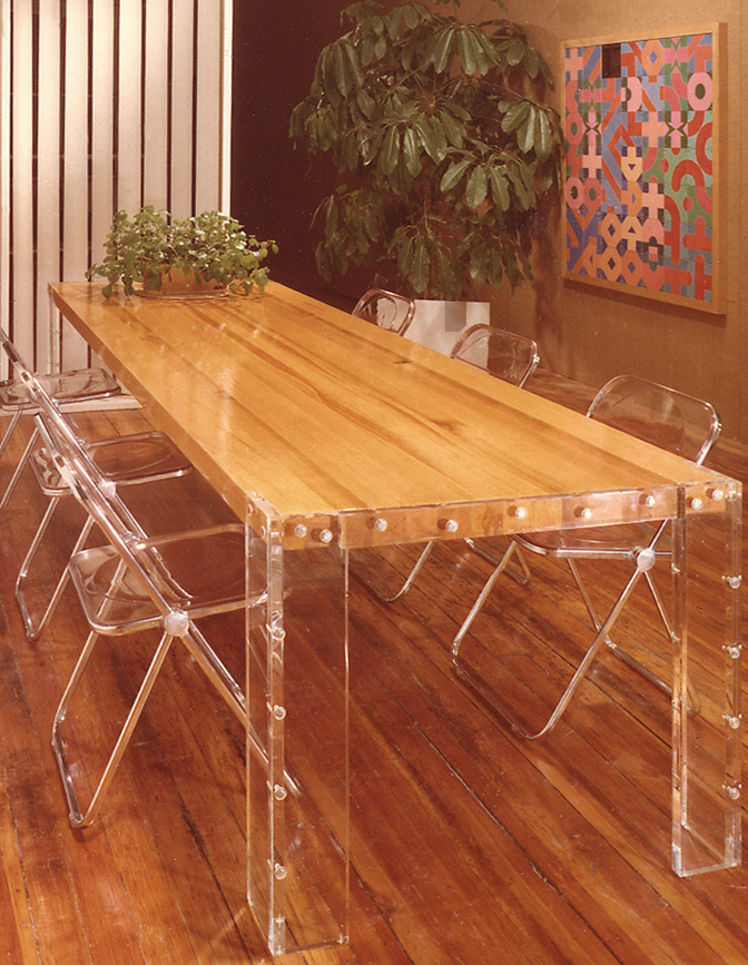 mesa-madeira-cadeiras-acrilico-transparente