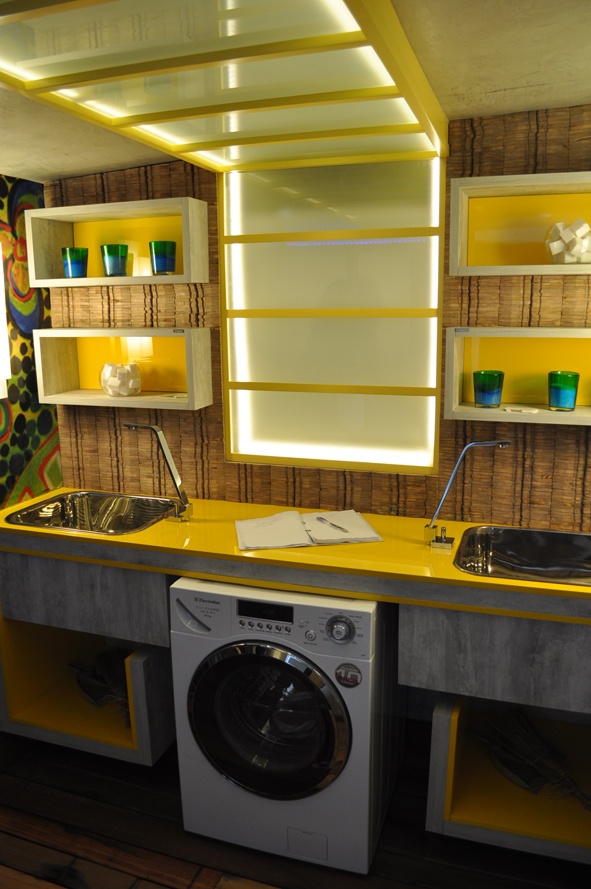 lavanderia-bem-organizada-amarela