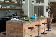 cozinha-balcao-madeira-parede-de-pedra