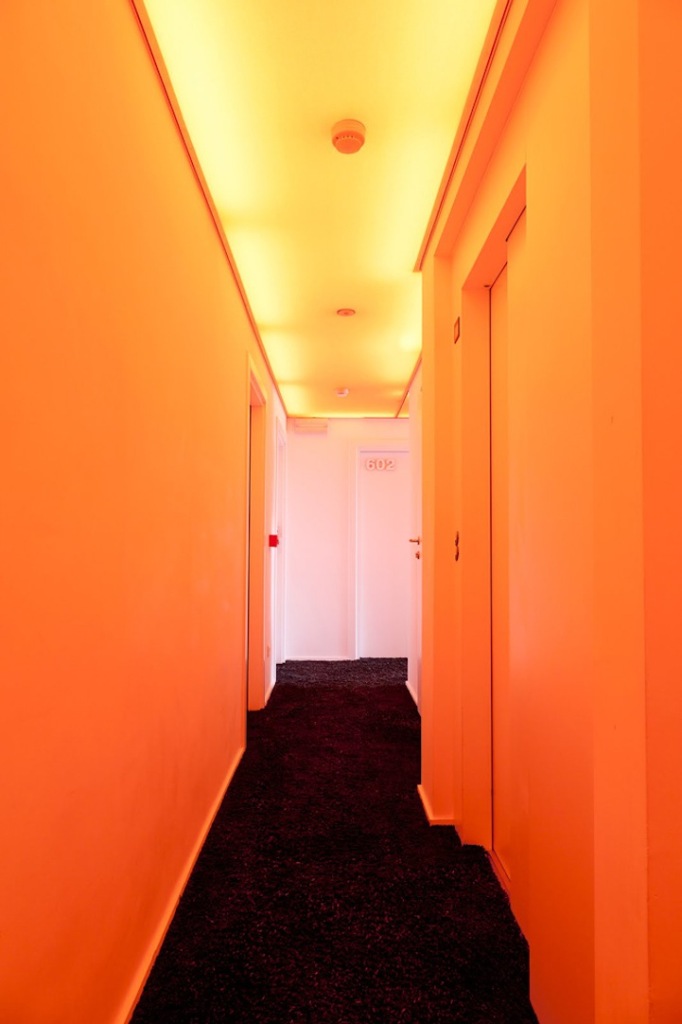 corredor-hotel-pantone-belgica